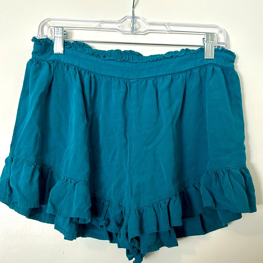 Blue flouncy short shorts